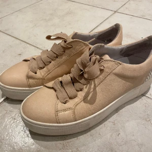 Ljusrosa sneakers med oärlor - Supersöt ljusrosa sneakers med pärlor på baksidan i strl 38 och väldigt bra skick