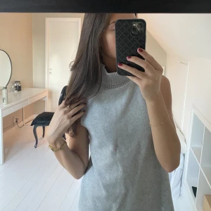 polo zara - Armlös finstickad tröja med polo från zara. Använd en gång bra skick 