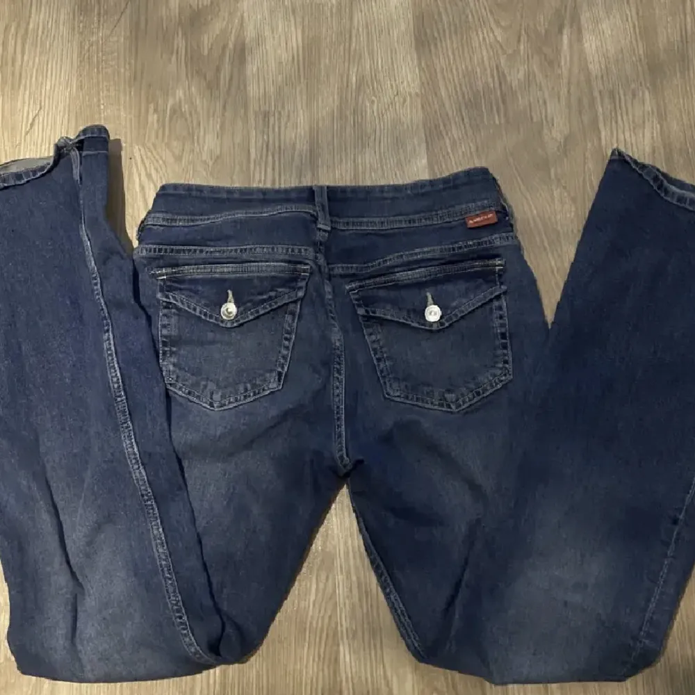 Säljer nästan helt oanvända lågmidjade jeans med fickor. I storlek 40 men passar 38 och nästan 36. Köptes för 300 säljer för 250💗de är helt slutsålda . Jeans & Byxor.