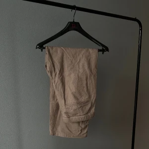 SWEET SKTBS Byxor - Ett par beige byxor från sweet sktbs. 