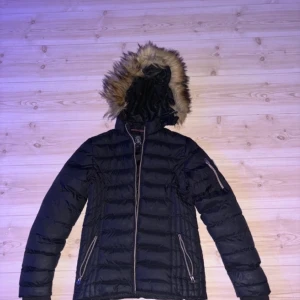 Polo jacka  - En polo jacka håller dig så varm😀👍🏽 Det är bara ett litet hål i fickan.