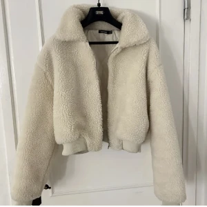 Fluffig jacka - Säljer denna varma fluffiga bomber jacka från boohoo. Storlek 36/38🫶🏼Den är i väldigt bra skick, använd endast ett fåtal gånger! Säljer denna eftersom det inte är min stil. Skriv privat om ni vill ha fler bilder🌺
