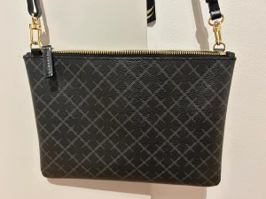 Axelremsväska från Malene Birger - Säljer min fina axelremsväska från malene birger som jag fick i födelsedagspresent. Tyvärr så kommer inte väskan till användning så vill sälja den