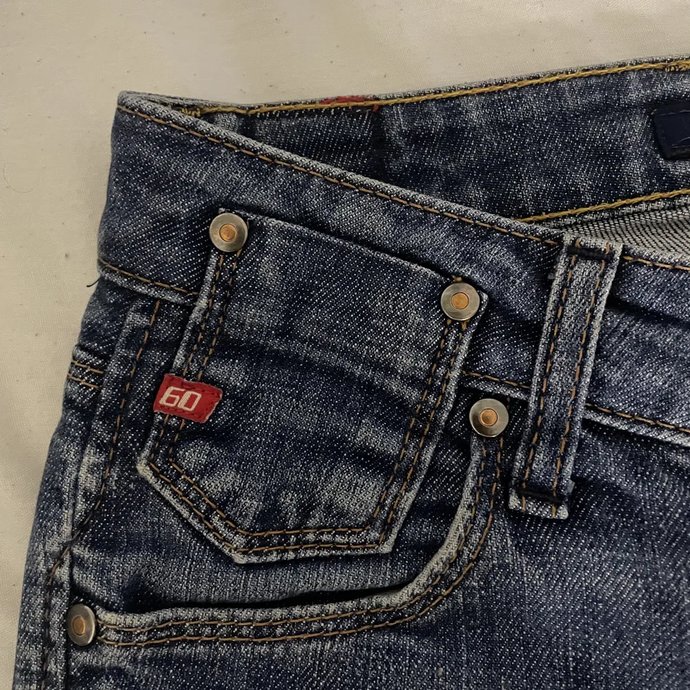 Ja säljer nu lite olika Lågmidjade jeans i samma storlek men ja vet tyvärr inte vilken exakt storlek de är. Skriv för mer bilder, info eller mått🩷. Jeans & Byxor.