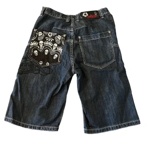 Snygga shorts med dödskalle - Snygga shorts med tryck på fickorna och i fram⭐️⭐️ oversized men passar i midjan som strlk M, skriv för fler mått/vid funderingar<3