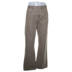 HOPE RUSH 34/32 (justerade till 31/32)  - Hej!  Beiga HOPE Rush Jeans i strl 34/32 men som jag lagt in i midjan att passa mig som har 31. 