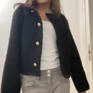 Oanvänd kofta - Gina Tricot - Säljer denna helt oanvända koftan från Gina Young, lappen är kvar! Helt slutsåld på hemsidan. Nypris: 300kr. Snabba och enkla affärer prioriteras, Tryck gärna på ”köp direkt” antingen här, eller på samma annons högre upp i flödet för fri frakt!