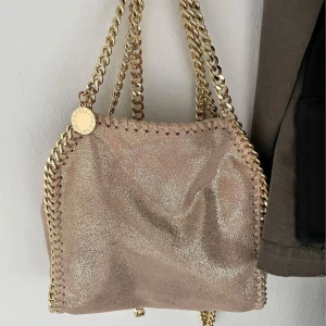 Stella McCartney väska - !!Intressekoll!! Jättefin väska. Superbra skick och har inga defekter😊 köptes här på plick utan äktahetsbevis så kan inte garantera äkthet men det är inget som tyder på att den inte är äkta😊Bara att höra av sig om ni undrar något😊