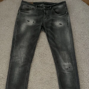 Dondup George  - Tja!  Säljer dessa sjukt snygga och trendiga Dondup George byxorna!  De är de trendigaste på marknaden just nu och mitt pris på 799 är ett kap! // Pondus 