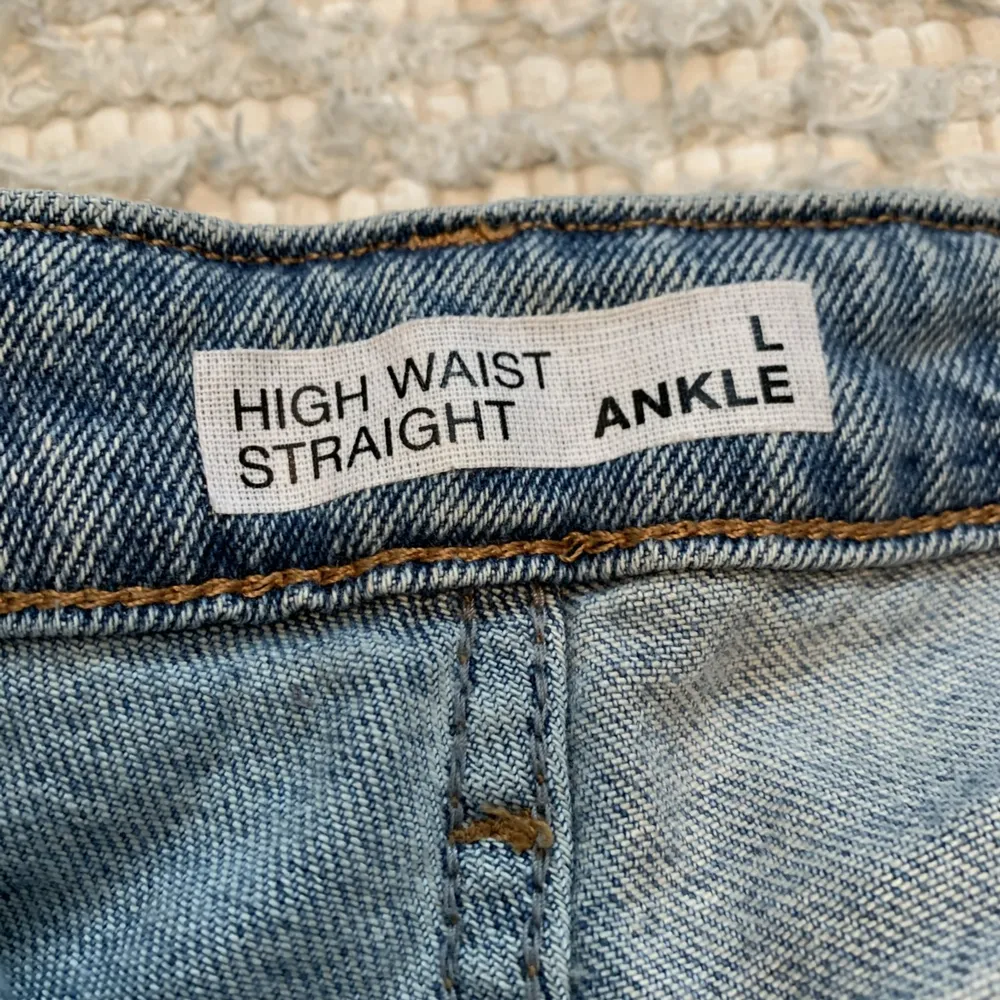 Bekvämaste jeansen med fin ditalj längst ner dom är höga i midjan och är helt oanvända ❤️. Jeans & Byxor.