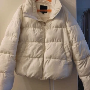 Vit pufferjacka - Vit pufferjacka i lite oversize modell perfekt nu till vintern. Går bra att klicka på köp nu!