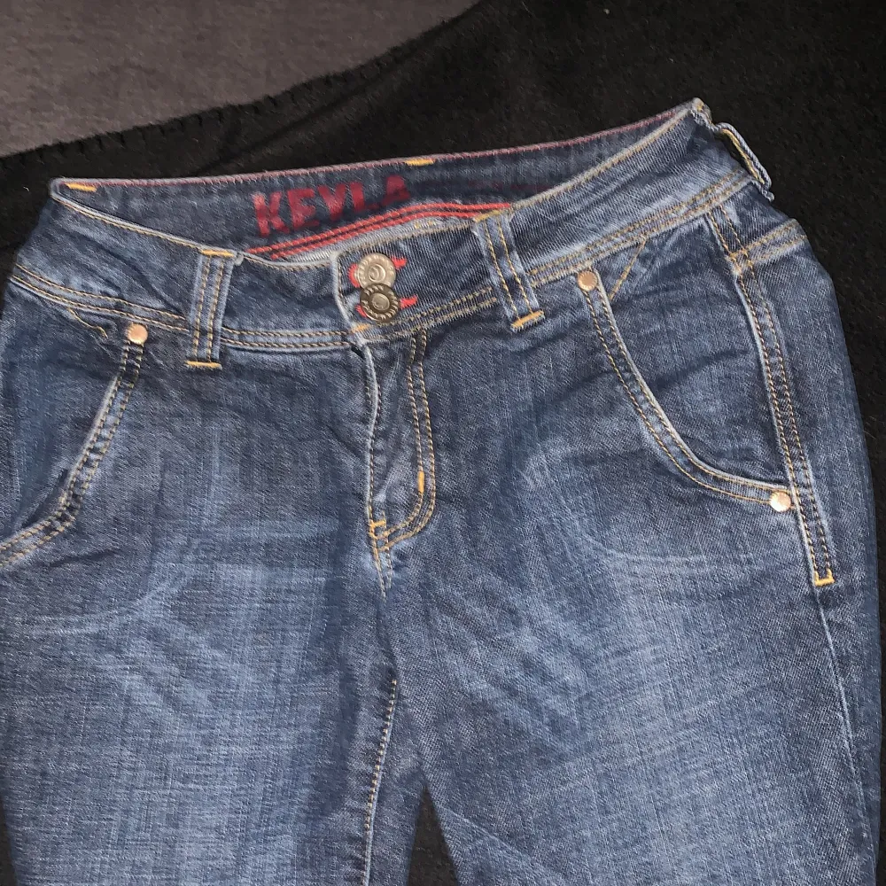 Ett par jeans från aaa märker ser ni ju 😊och är 155 och pasar . Jeans & Byxor.
