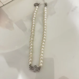 Pärlhalsband - vivienne westwood liknande halsband.