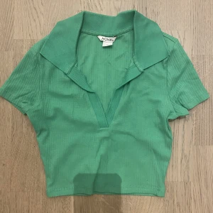Grön crop topp från monki - Aldrig använd och från Monki. Storlek xxs.😊tröjan är tvättad redan.
