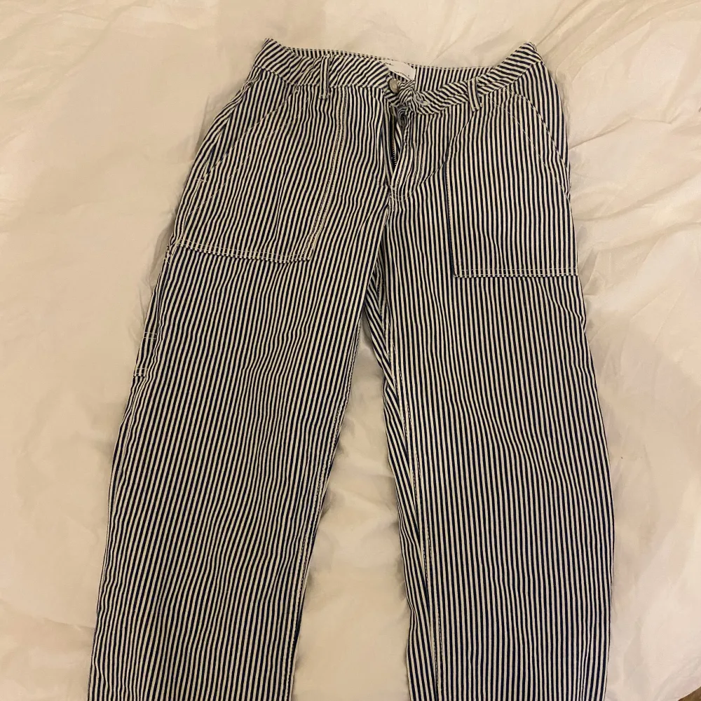 Randiga byxor, liknar de från arakii men är från det austlienska märket supré. Andra bilden är lånad! Blå och vitrandiga. Jeans & Byxor.
