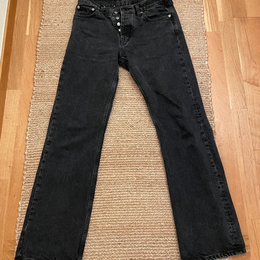 Svarta jeans från hope, i rush modellen. byxorna är storlek 30. Väldigt bra skick, inga håll eller något. Nypris 1800kr. Jeans & Byxor.