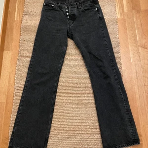 Hope rush jeans - Svarta jeans från hope, i rush modellen. byxorna är storlek 30. Väldigt bra skick, inga håll eller något. Nypris 1800kr