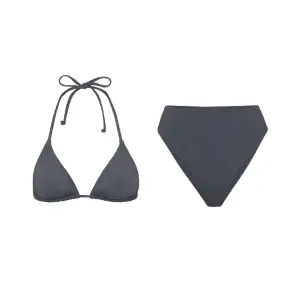 Helt ny och oanvänd grå bikini från Skims, fortfarande i orginalförpackningen. Storlek L på båda delarna. Underdelen är hög i midjan. 