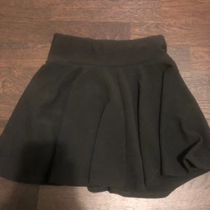 Svart fin kjol - Kort svart fin kjol 