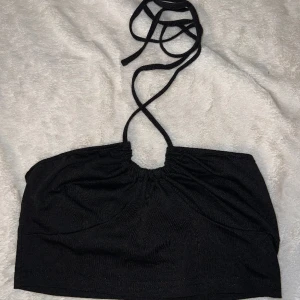 Svart topp  - Svart topp med band som man knyter vid nacken. Väldigt snygg!☺️