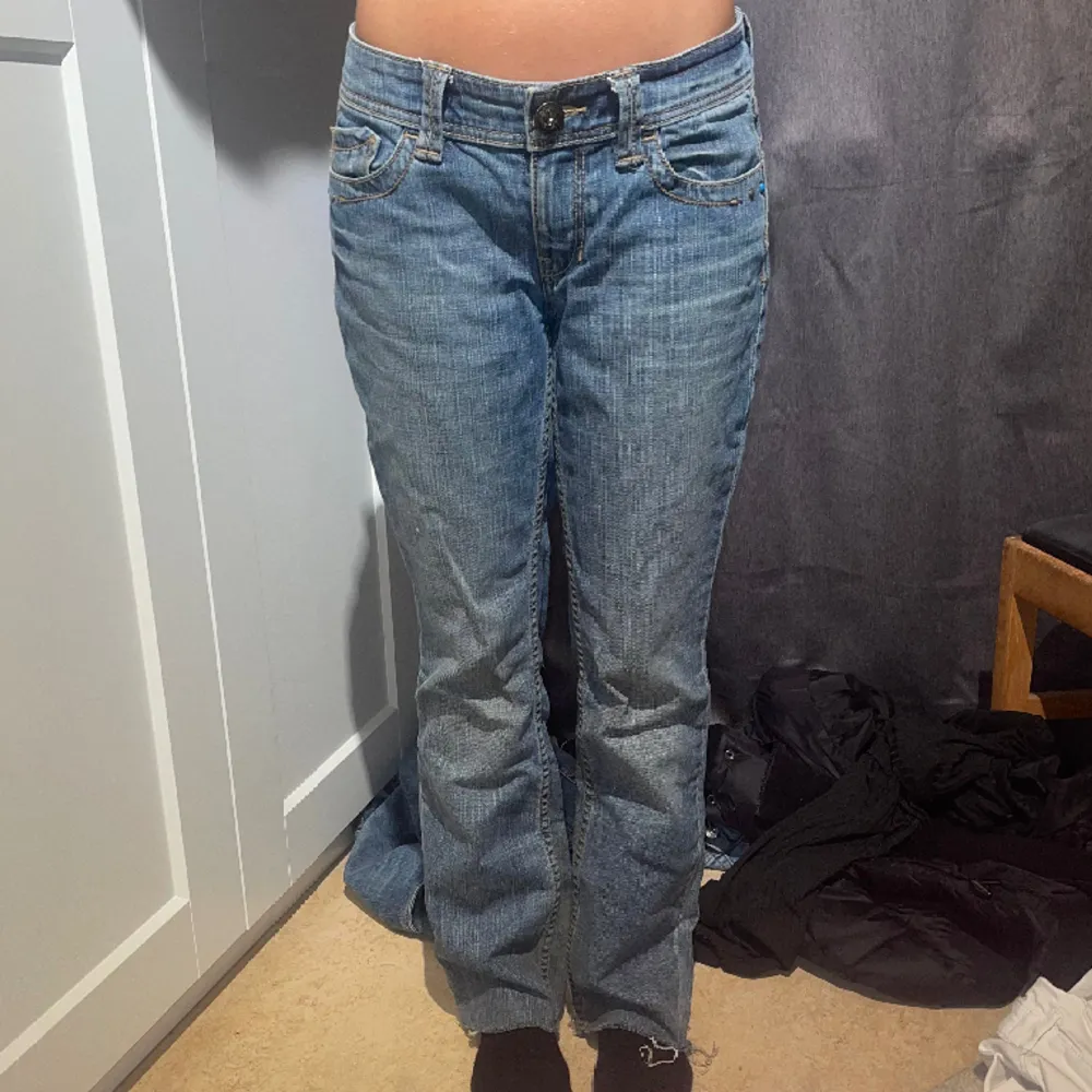 fina jeans med pärlor på bakfickorna. lite förstora så därför säljer jag :) har normalt strl S. Jeans & Byxor.
