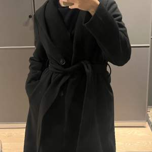 En svart kappa med luva från ”Zara” 🖤 använd några gånger. Storlek: XS