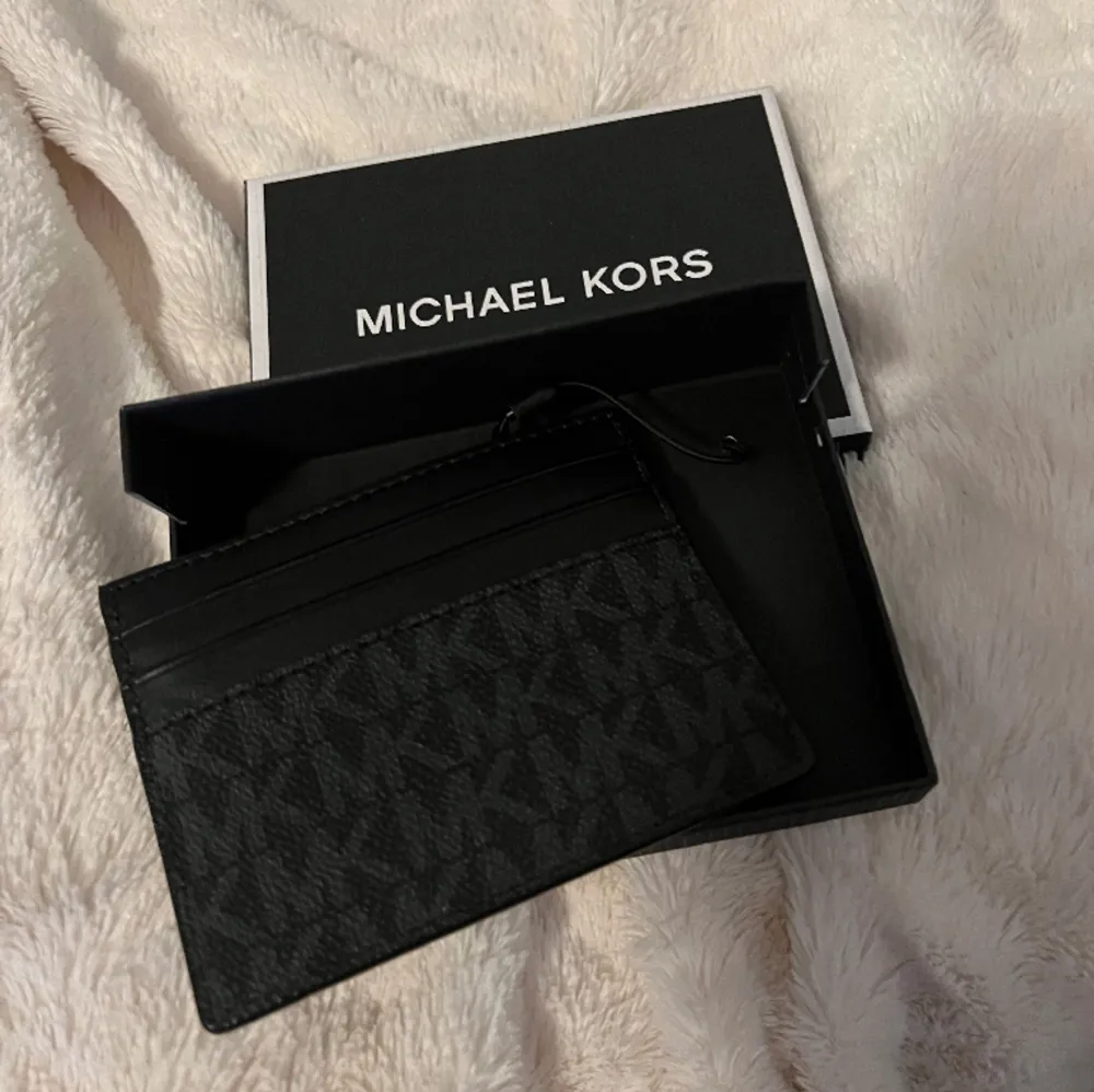 Helt ny Michael Kors korthållare, aldrig använd! Pris kan diskuteras 🥰. Accessoarer.