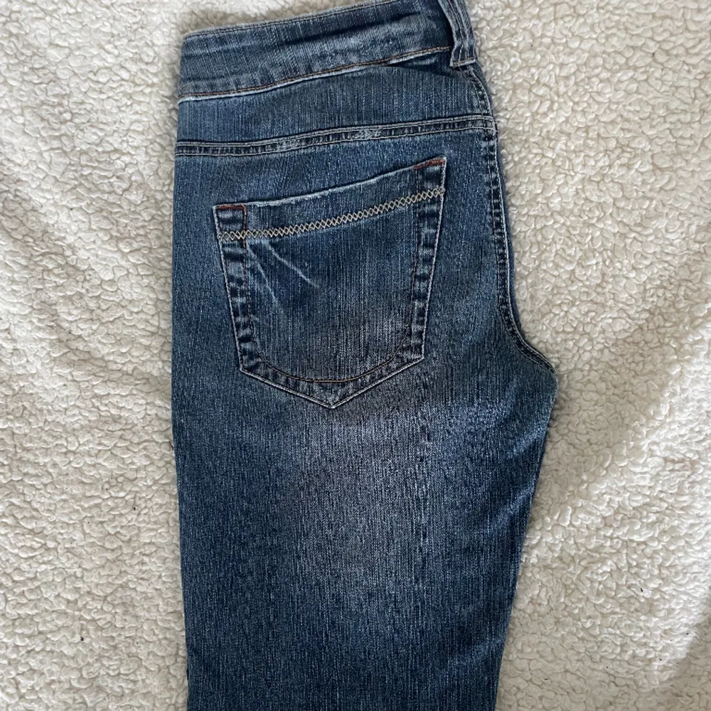 Ett par vintage jeans köpta på Sellpy. Väldigt snygga men inte tillräckligt bootcut för min smak. Skulle säga att det är en minibootcut. Väldigt unika! Midja 44 och innerbenslängd 84.. Jeans & Byxor.