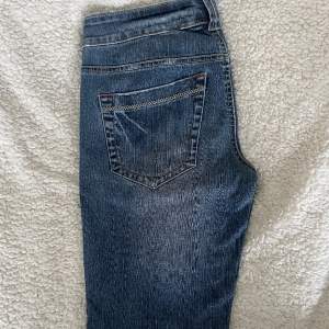 Ett par vintage jeans köpta på Sellpy. Väldigt snygga men inte tillräckligt bootcut för min smak. Skulle säga att det är en minibootcut. Väldigt unika! Midja 44 och innerbenslängd 84.