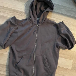 Zip hoodie  - Säljer denna zip hoodie som ja knappt har använt, nypris 499kr mitt pris 150kr
