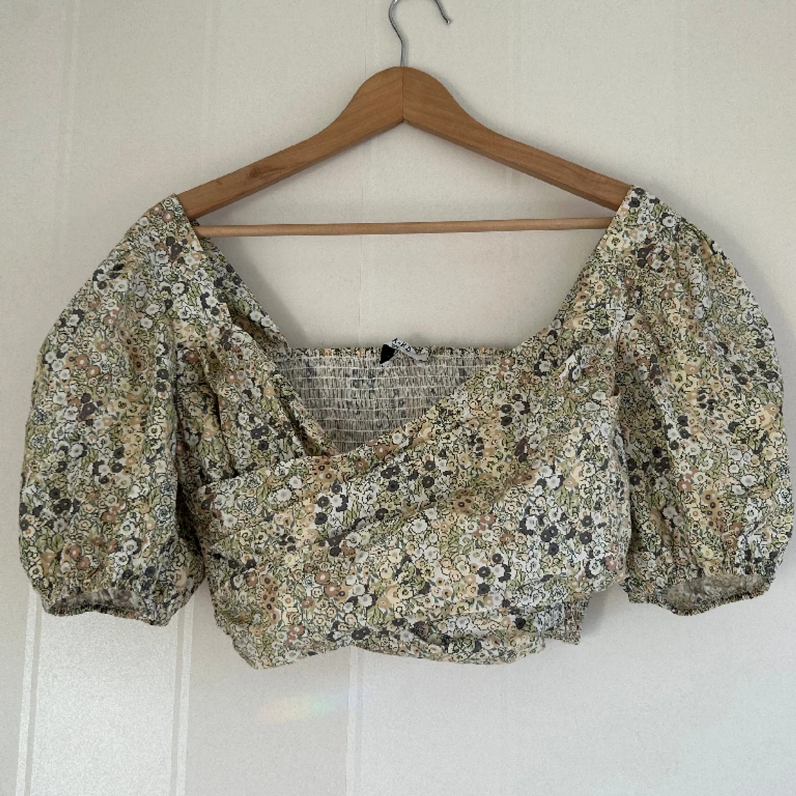 NA-KD blommig topp med puffarmar💚 - 90