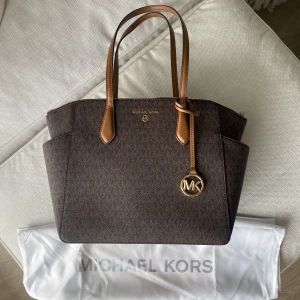 Michael kors väska  - Superfin Michael Kors väska, mycket sparsamt använd och i väldigt fint skick💕 Mått: Höjd - 26 cm | Längd - 37 cm | Vidd - 12 cm | Handtag - 25 cm. Nypris ca 2500kr. Pris kan diskuteras!!