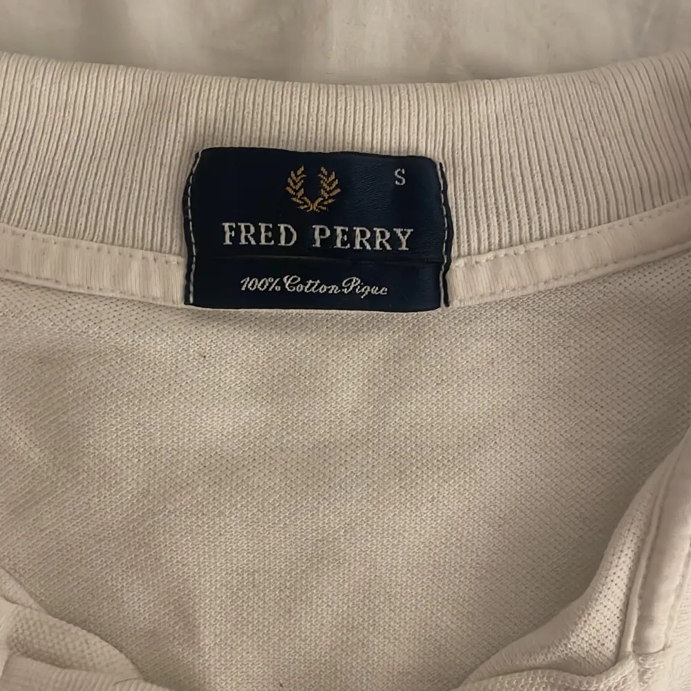 Hej! Jag säljer min fred Perry piké eftersom den är för liten på mig, nypris ca 800kr skick 9/10. T-shirts.