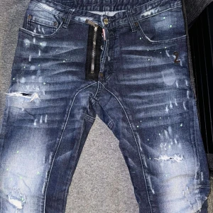 Dsquared2 Jeans - Dsquared Jeans herr storlek 50. Använts 3 gånger, köpt från farfetch för 7519kr.