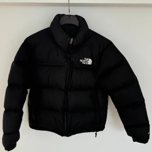 North face jacka - Knappt använd, köpt i december, väldigt bra skick, dammodell 
