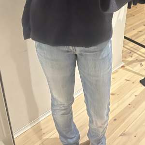Hejj! Säljer ny mina lågmidjade utsvängda Massimo dutti jeans med coolt tryck på fickorna. Bara att höra av sig vid frågor och köparen står för frakten!💗