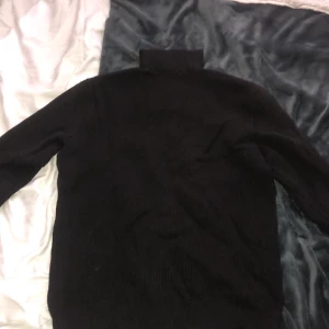 Svart tröja me zip vid kragen  - Haft i 2 år men mest legat i garderoben så den är i bra skick