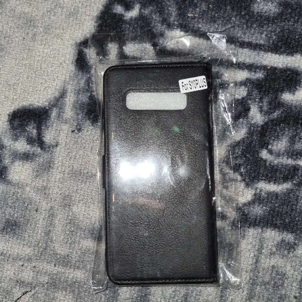 Köpte en s10 plus skal till en Samsung, men öppnade aldrig upp den. Helt ny, oanvänd. Det är svart skinn på den.. Accessoarer.