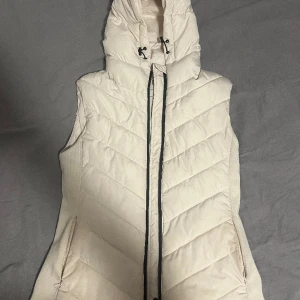 Zara väst  - Hej, säljer min zara väst då jag inte använder den längre. Osäker på storlek men passar både M/L. Köparen står för frakten ❤️ 