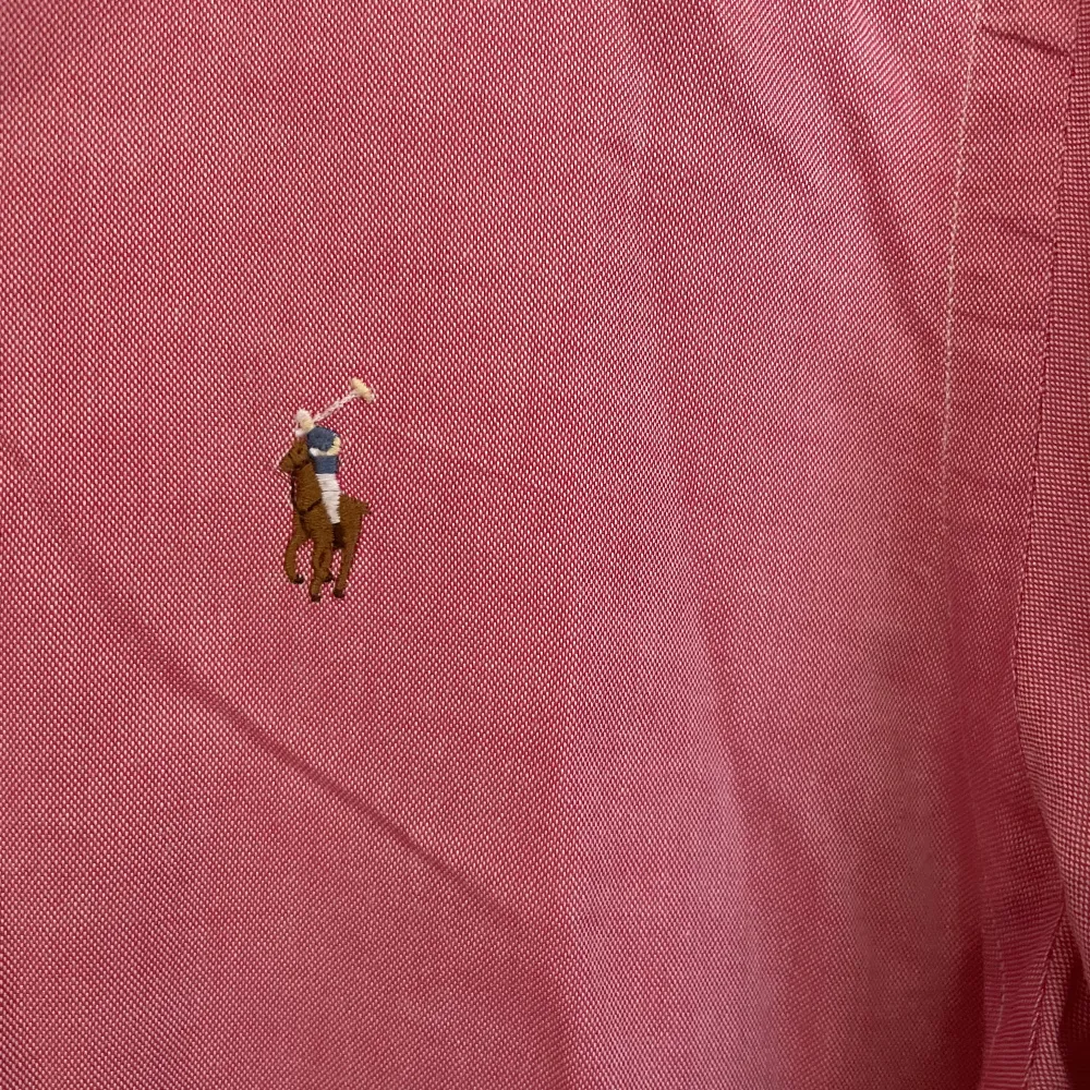 Jag säljer min Polo Ralph Lauren-skjorta  100% original och i perfekt skick.   Storlek: S  Färg: Grå / Gray Material: Kashmir 100% Skick: Mycket Bra Sex: Man . Skjortor.