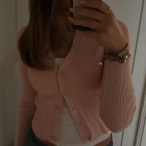 Rosa kofta - En söt ljus rosa kofta i S från Gina tricot. I bra skick 