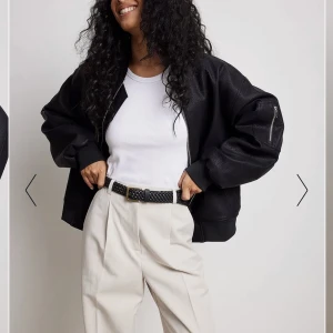 Jacka  - Oversized bomberjacka i läder. Nypris 899kr säljer för 700kr. Den är i bra skick då den inte kommit till så mycket användning.