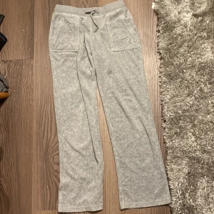 Juciy couture  - Säljer dom för att dom är för små