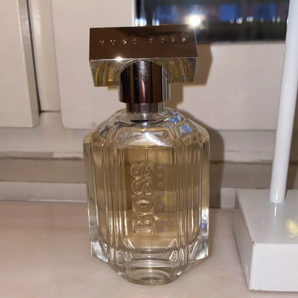 Boss parfym 50ml, jag säljer den för 400 kr, använt bara 2-3 gånger 🎀. Accessoarer.