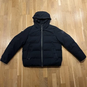 Tommy Hilfiger jacka - Säljer min Tommy Hilfiger jacka som jag tyvärr vuxit ur. Gott skick med någon skråma. TH Protect (vattenavvisande, hållbar, varm). Nypris 3400kr. Skriv gärna om frågor och funderingar!