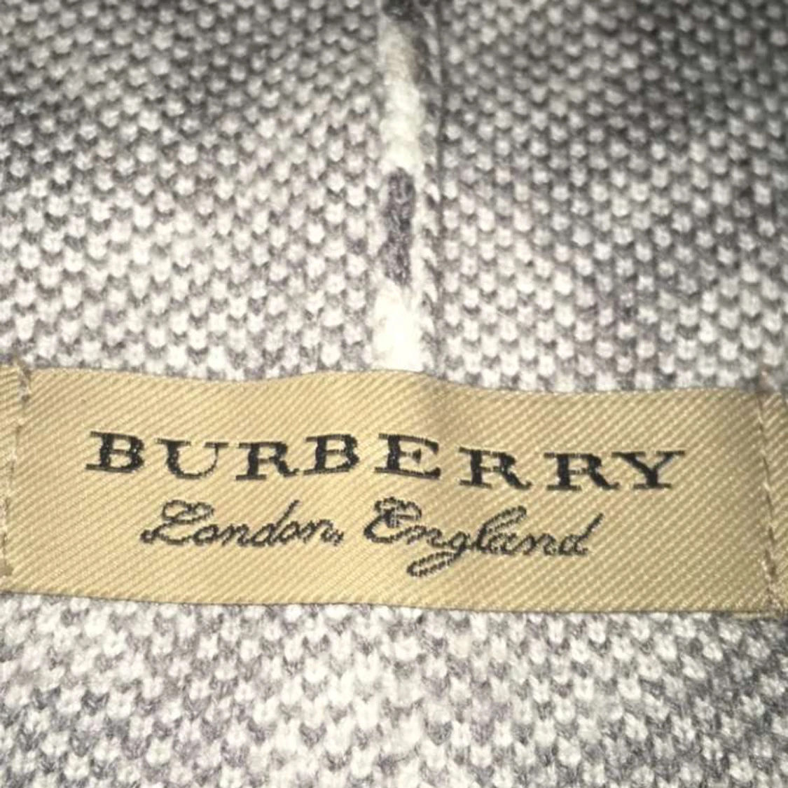 Burberry mössa  - 90