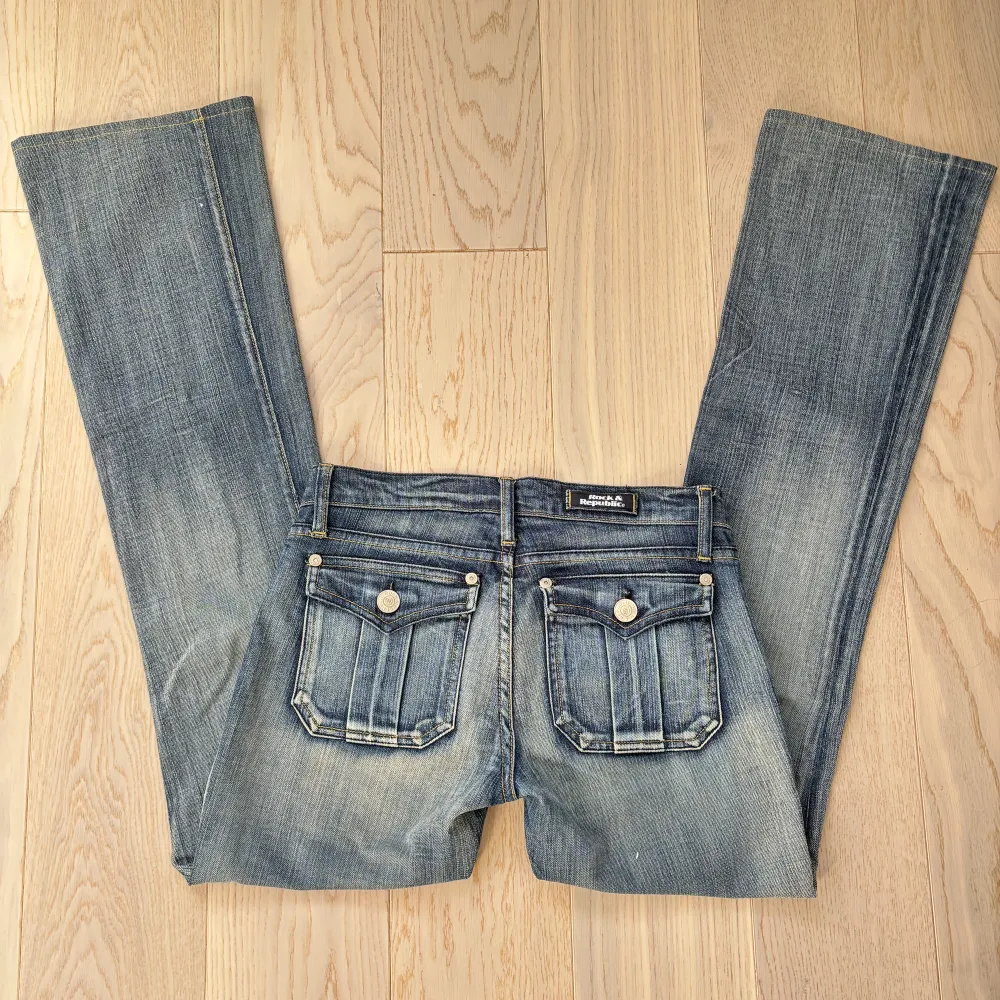 Snygga superlågmidjade jeans från Rock & Republic! Långa på mig som är 175. Ganska tajta om låren och straigh\bootcut i längden! . Jeans & Byxor.
