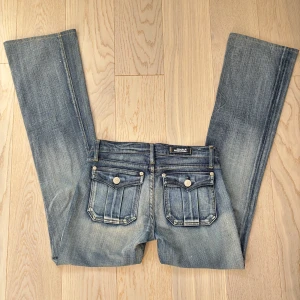 Low Waist jeans - Snygga superlågmidjade jeans från Rock & Republic! Långa på mig som är 175. Ganska tajta om låren och straigh\bootcut i längden! 