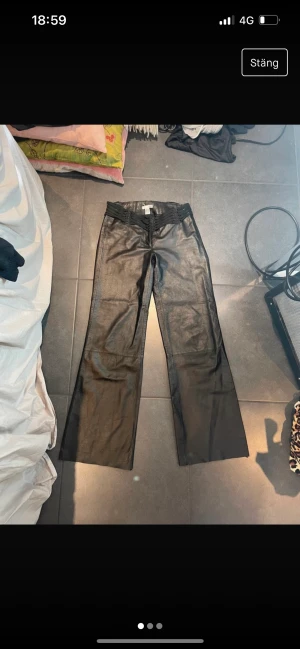 Lågmidjade läderbyxor - Super snygga hm läderbyxor i bra skick! Storlek 34/xs 💕