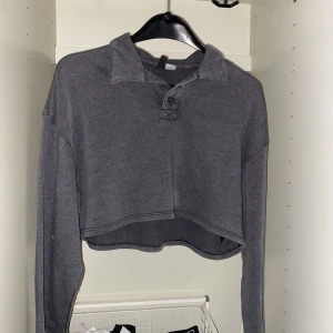 Grå magtröja  - Grå magtröja som är använd ungefär 5ggr så bra skick! Den är väldigt kort på mig iaf, jag är 175cm